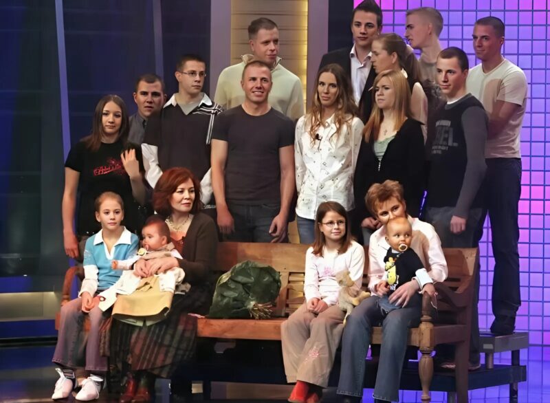 Egy 65 éves nő négyes ikreknek adott életet, és most 12 gyermeket nevel – így néznek ki ma a gyerekei.