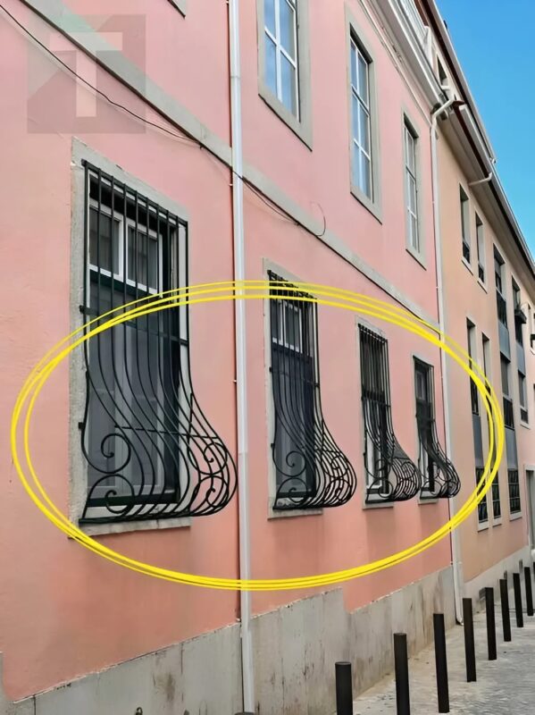 Miért vannak egyes ablakrácsok alul kifelé hajolva?