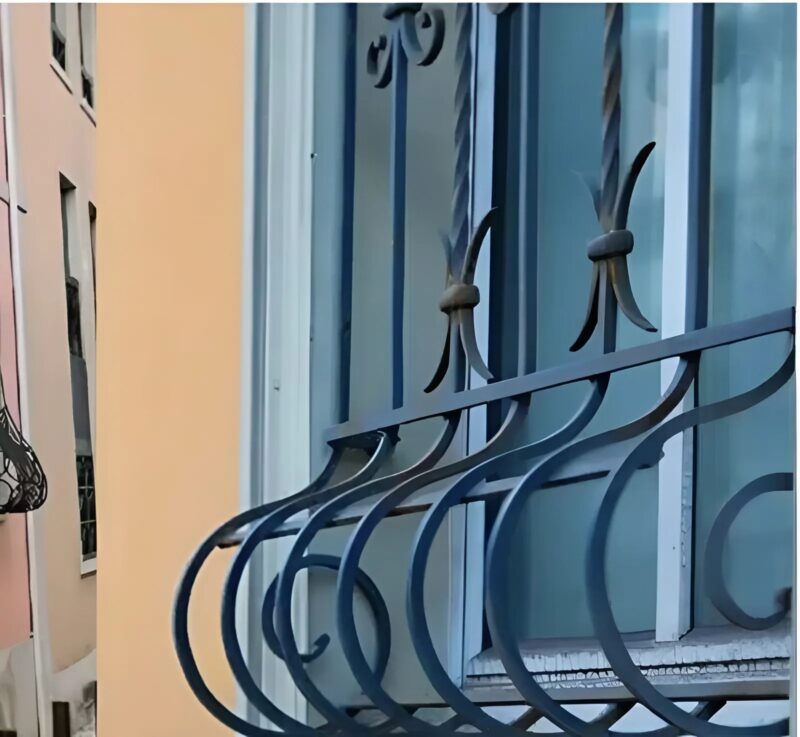 Miért vannak egyes ablakrácsok alul kifelé hajolva?