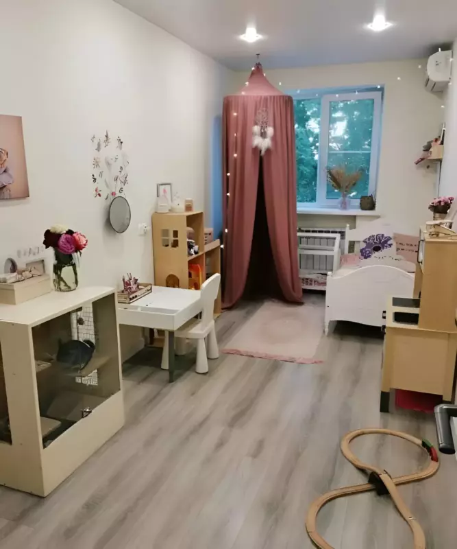Egy nő elhagyatott, 56 négyzetméteres lakásból álmai otthont varázsolt – az előtte/utána fotók lenyűgözőek.
