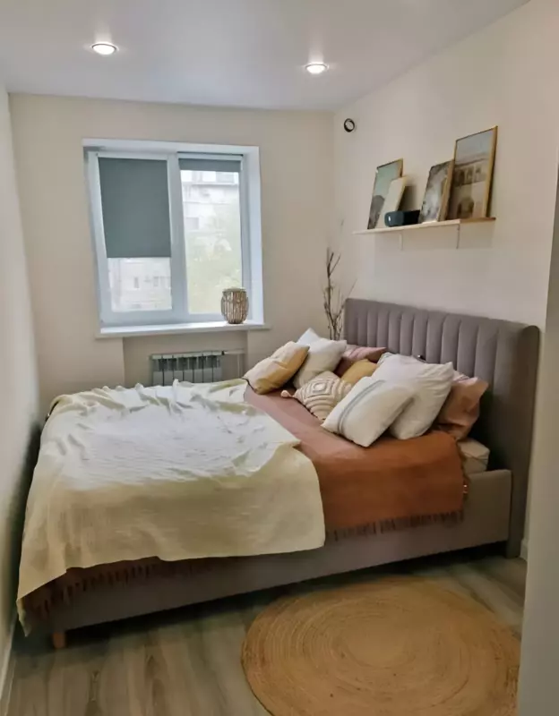 Egy nő elhagyatott, 56 négyzetméteres lakásból álmai otthont varázsolt – az előtte/utána fotók lenyűgözőek.