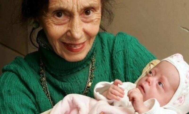 19 évvel később: milyen az a kislány, akinek az édesanyja 66 évesen szült?
