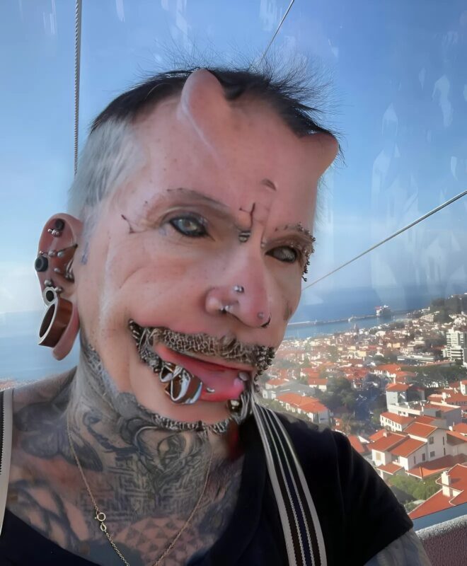 Férfi 560 piercinggel, számos tetoválással és mintával a homlokán: Ekko az első.