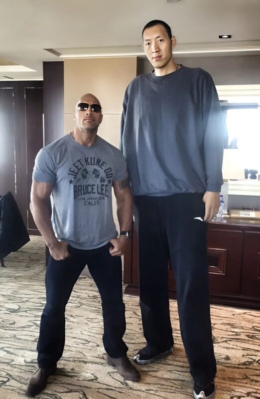 Egy 236 cm magas kínai kosárlabdázó megismerkedett egy különleges lánnyal és feleségül vette. Így néz ki a felesége