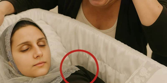 Az anya hangosan sírt, és kérte, hogy a lánya mellé temessék el, de aztán odalépett a lányához, észrevett valamit, és rémülten felsikoltott.