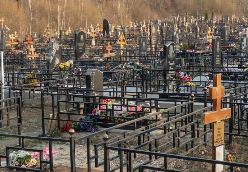 Amikor az özvegy megérkezett férje sírjához, egy hatalmas lyukat vett észre a sírkő mellett. Mélyen belenézett a lyukba, és megrémült attól, amit látott.