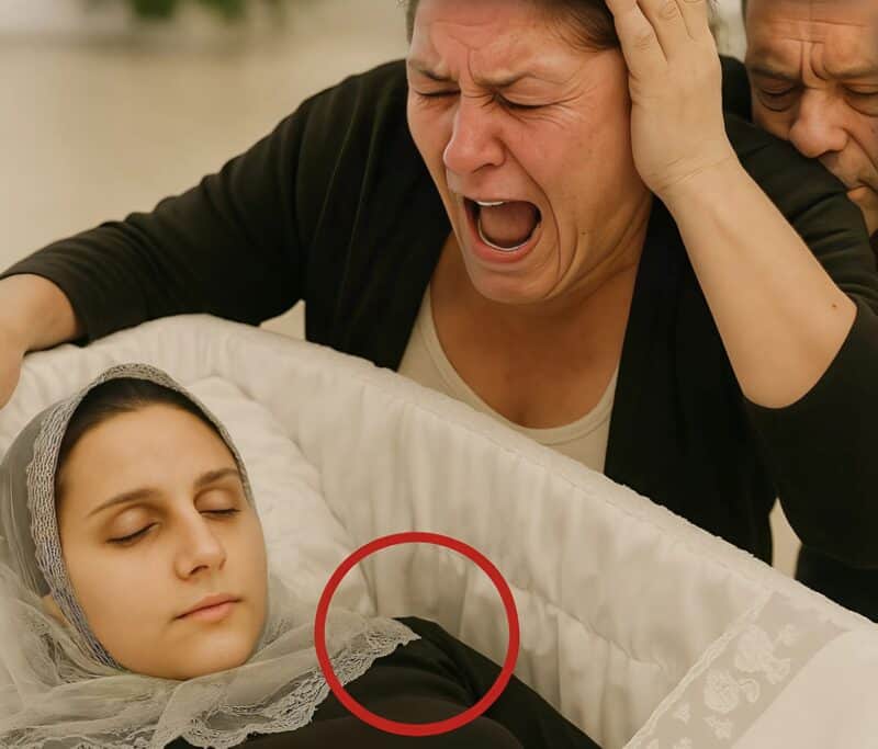 Az anya hangosan sírt, és kérte, hogy a lánya mellé temessék el, de aztán odalépett a lányához, észrevett valamit, és rémülten felsikoltott.