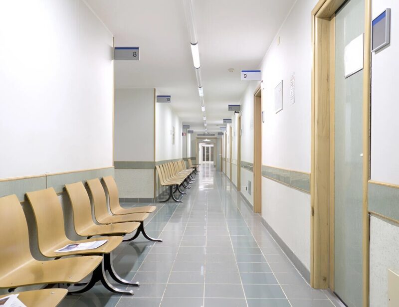 A kutya egy fekete zacskóval a szájában szaladgált a kórház folyosóján. Amikor az orvosok végre odaértek hozzá, valami szörnyűséget fedeztek fel.