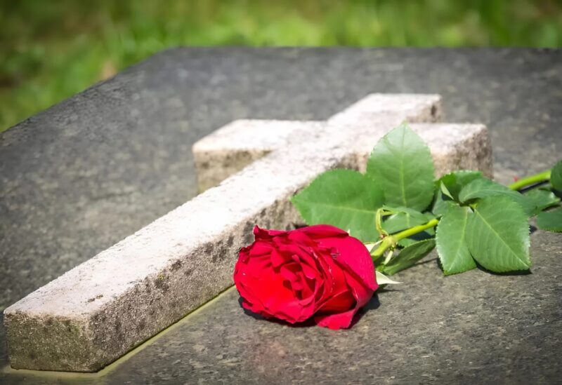 A temetés alatt a nagyapa hirtelen furcsa hangokat hallott a koporsóból, és úgy döntött, hogy kinyitja. Amikor a fedelet felemelték, mindenki megdermedt a látványtól.