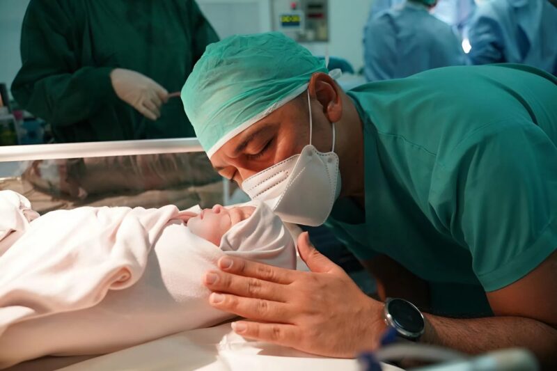 „Amikor az orvos az inkubátorhoz lépett, egy váratlan pillanat mindent megváltoztatott. Ez az érzés örökre megmaradt az emlékezetében, mint megmagyarázhatatlan és titokzatos emlék.”