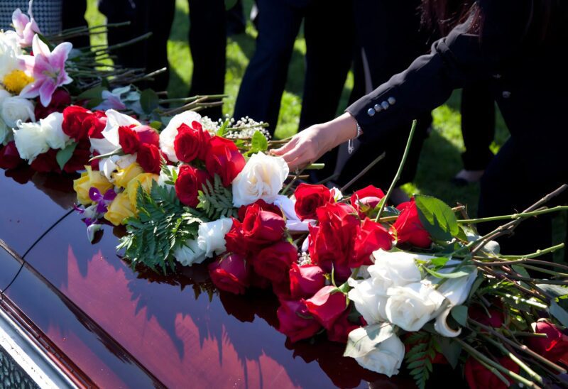 Apja temetésén egy lány hirtelen azt suttogta, hogy az apja él. Mindenki azt hitte, hogy a gyerek csak gyászol, amíg meg nem látták...