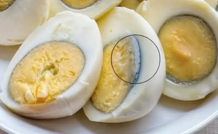 Miért jelenik meg néha zöld perem a főtt tojás sárgáján?