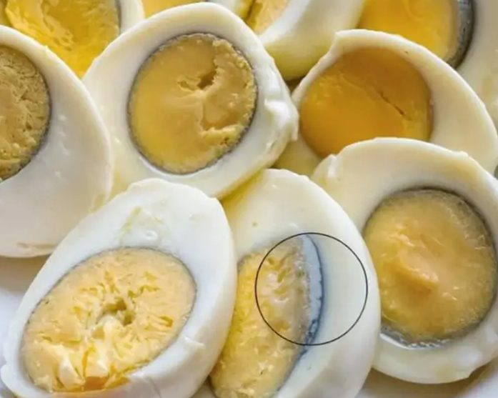Miért jelenik meg néha zöld perem a főtt tojás sárgáján?