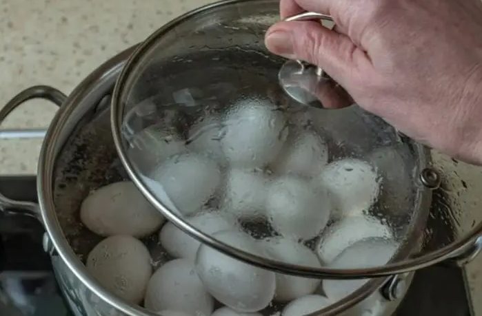 Miért jelenik meg néha zöld perem a főtt tojás sárgáján?