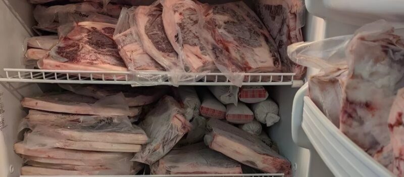 "Váratlan felfedezés: Amikor egy egyszerű húsdarabban feltárt titok egy családi vacsorát horrorrá, veszéllyé és váratlan megmentéssé változtatott".