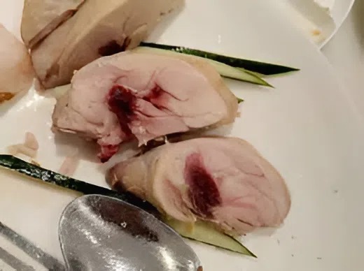 Piros csíkok a főtt csirkében: egy meglepő magyarázat, amely megkérdőjelezi a főzésről alkotott felfogásunkat.