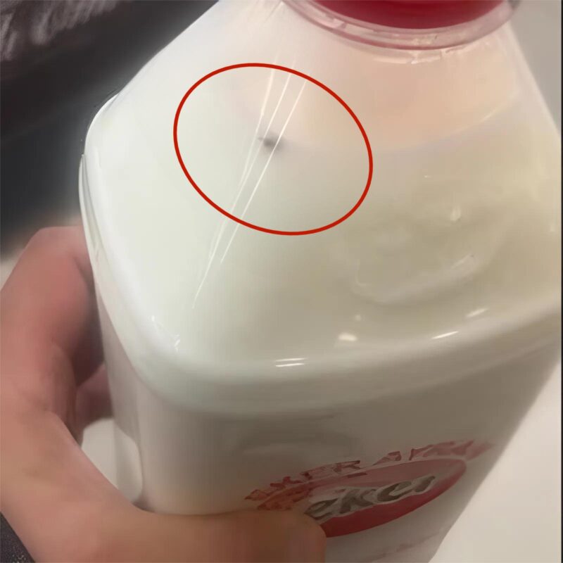 Vettem sima tejet a szupermarketben, de találtam benne egy idegen tárgyat. Meglepődtem, amikor rájöttem, mi az.