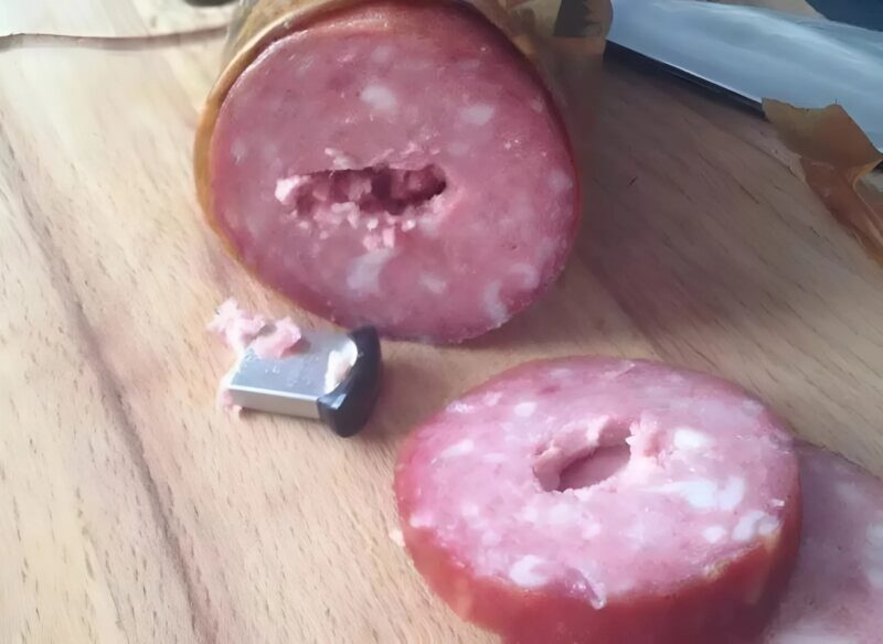 Találtam egy USB-kulcsot egy sima kolbászban. Először azt hittem, baleset történt, amíg meg nem néztem a tartalmát.