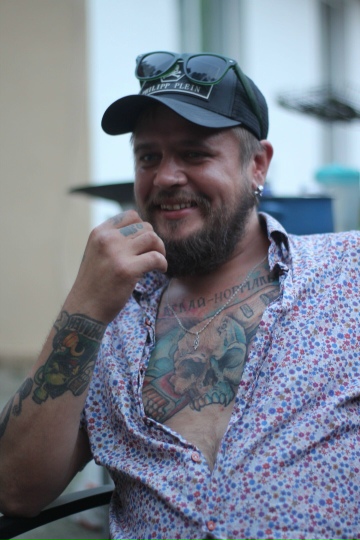 Testének közel 95%-át tetoválásokkal borította be, és felismerhetetlenné vált. Meg fogsz döbbenni, ha megtudod, hogy nézett ki korábban.