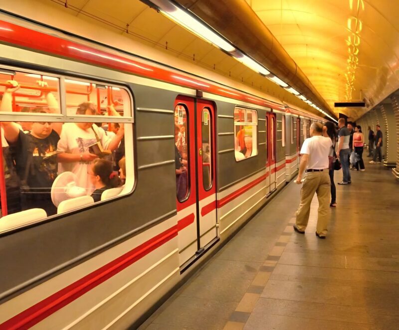 Egy fiatal anya a metrón etette a kisgyermekét, amikor a mellette ülő nő káromkodni és nevetgélni kezdett. De egy fiatalember közbelépett, és a következőket tette...