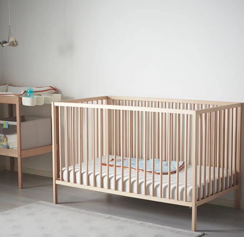 Ma reggel furcsa, égett szagot éreztem a baba szobájából. Miután megnéztem a biztonsági kamera felvételét, rájöttem, hogy a babaágy melletti konnektor kigyulladt, és ami ezután történt, megmentette a babámat...