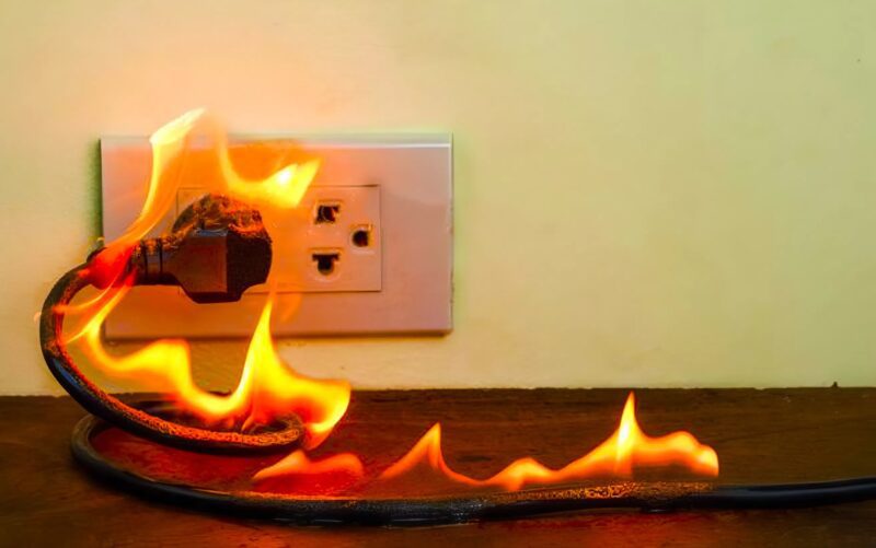 Ma reggel furcsa, égett szagot éreztem a baba szobájából. Miután megnéztem a biztonsági kamera felvételét, rájöttem, hogy a babaágy melletti konnektor kigyulladt, és ami ezután történt, megmentette a babámat...