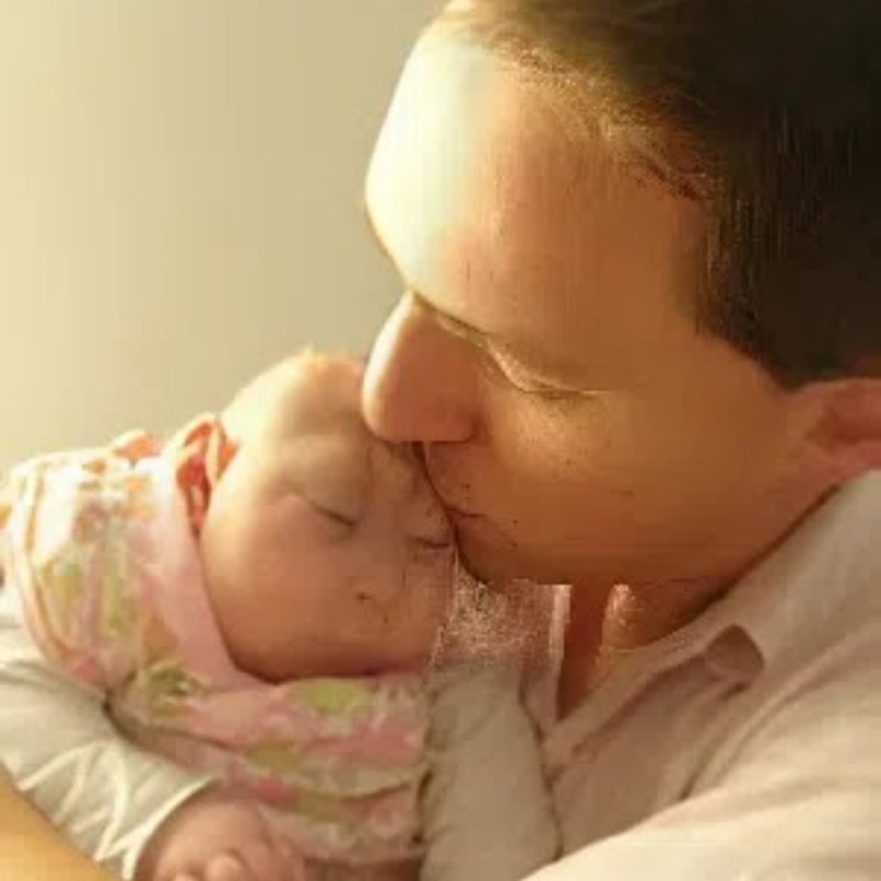 Egy koponya nélkül született baba próbál túlélni, nézd meg a videót és a fotókat, hogy lásd, hogyan néz ki most.