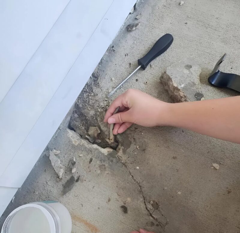 A nő mozgásra lett figyelmes a betonerkélyen. Először kígyóra gyanakodott, de amikor közelebb ért, megrémült attól, amit látott.