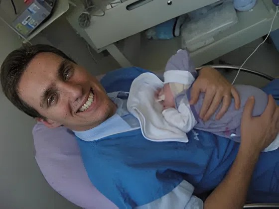 Egy koponya nélkül született baba próbál túlélni, nézd meg a videót és a fotókat, hogy lásd, hogyan néz ki most.