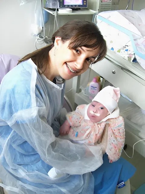 Egy koponya nélkül született baba próbál túlélni, nézd meg a videót és a fotókat, hogy lásd, hogyan néz ki most.