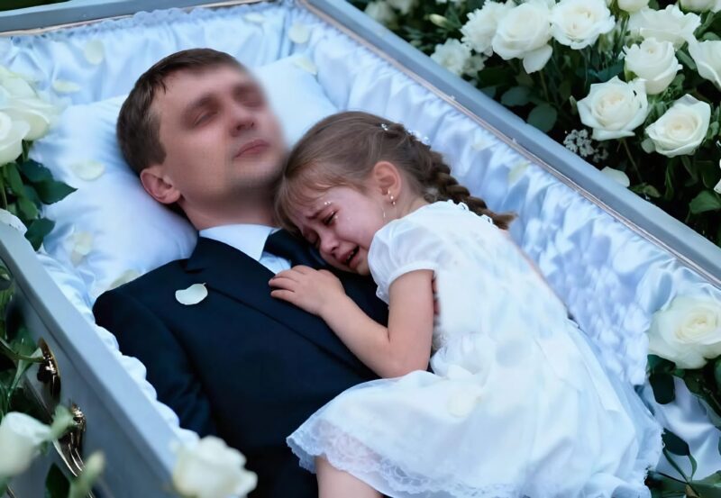 Egy temetésen egy kislány bemászott apja koporsójába, és nem akart elengedni. Először a jelenlévők azt hitték, hogy egyszerűen csak gyászol, amíg meg nem tudták a szörnyű igazságot.