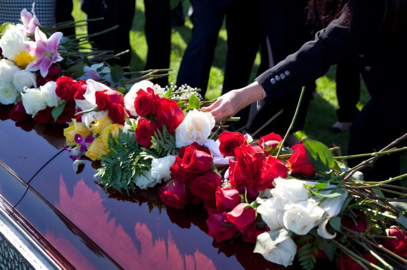 Egy temetésen egy kislány bemászott apja koporsójába, és nem akart elengedni. Először a jelenlévők azt hitték, hogy egyszerűen csak gyászol, amíg meg nem tudták a szörnyű igazságot.
