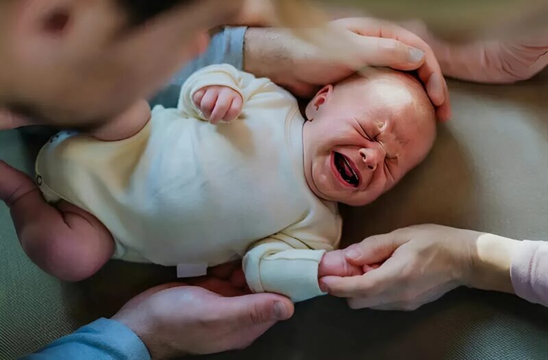 A három hónapos lányomat csak tíz percre adtam a nagymamájának. Amikor visszaértem, a baba arca vörös volt, és két órával később az előttem lévő sürgősségi orvos felkiáltott: „Azonnal vigyék a műtőbe, és hívják a rendőrséget!”