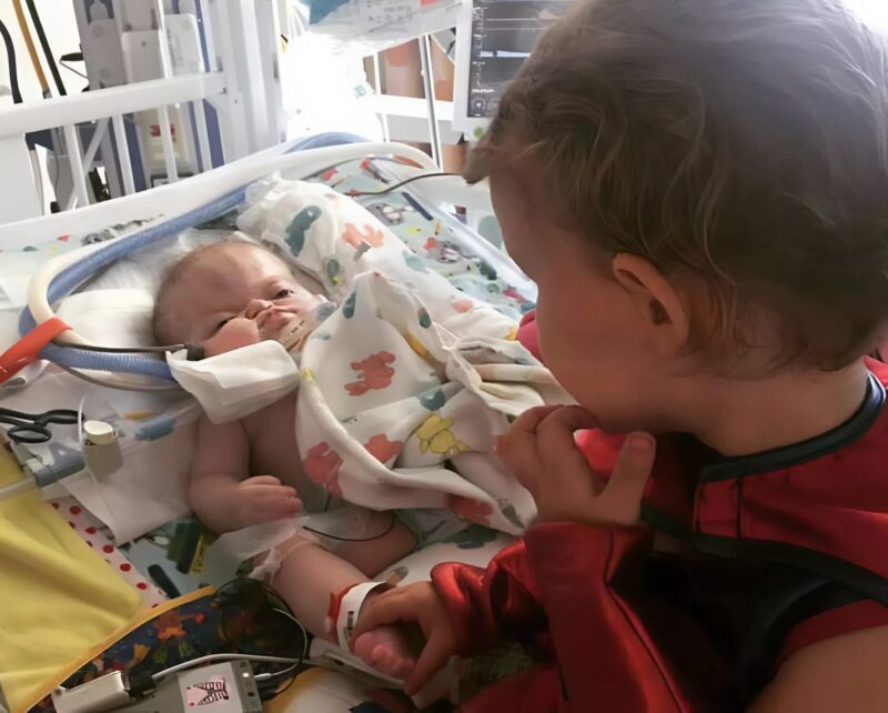 Szívszorító felvételen egy 19 hónapos kislány látható, aki egész életét kórházban töltötte, és most először ül felül egyedül, a többit is.