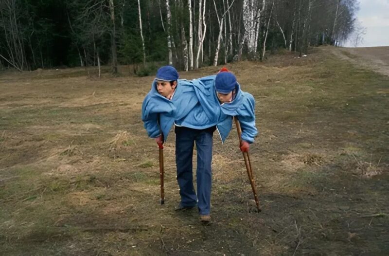 Az egyik elmebeteg volt, a másik empata. Sziámi ikrek, ugyanabban a testben csapdába esve, ilyenek.