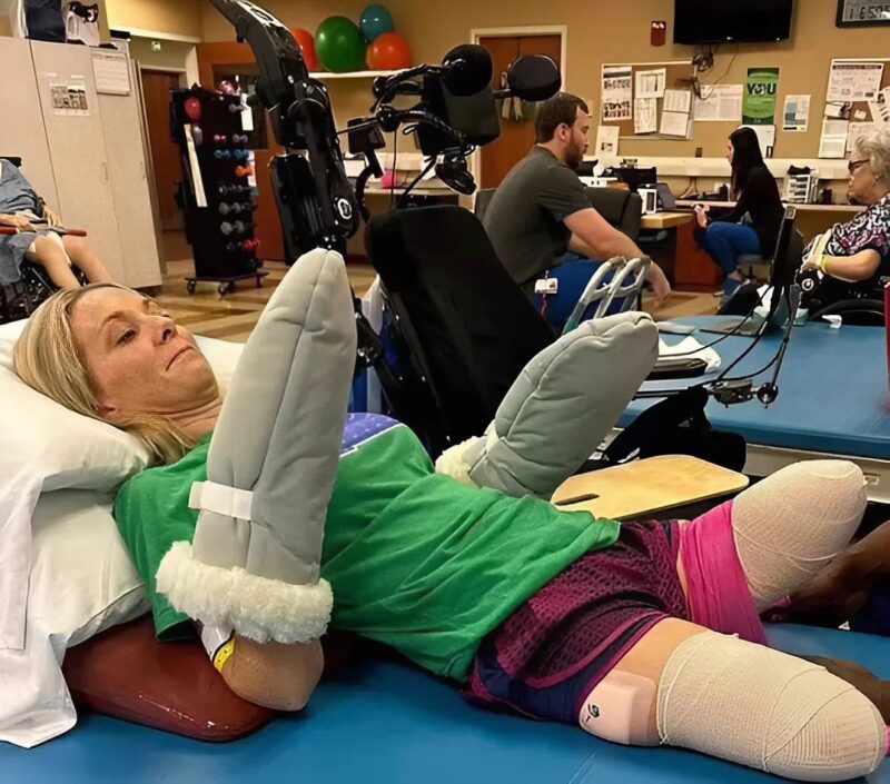 A kétgyermekes Lucinda Mullins hazatérése után azt állította, hogy „nem volt ideges vagy dühös”, amikor az orvosok közölték vele, hogy négyszeres amputációra kell átesnie. Így gondoskodik gyermekeiről.