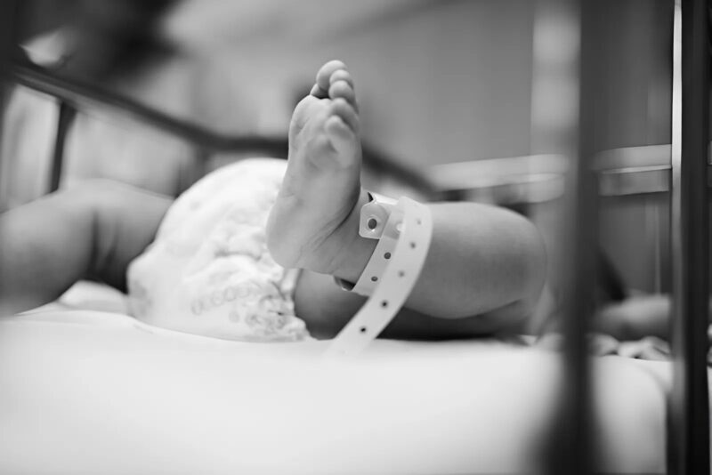 Amikor a fiam először sírt, miközben én még mindig elöntötte az izgalom és a fáradtság, egy mondat suttogva szállt át a szobán... és a hideg a csontjaimig hatolt.
