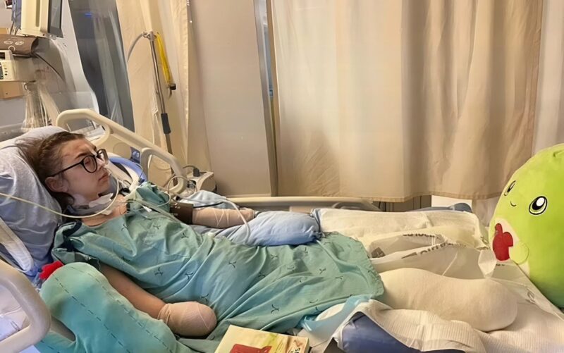 Egy 18 éves tinédzser, aki beleegyezett, hogy mesterséges kómába helyezzék egy elterjedt fertőzés leküzdésére, három héttel később arra ébredt, hogy a lábait és a karjait amputálni kell.