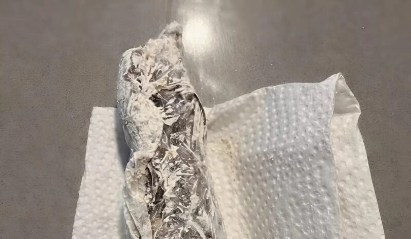 Találtam valami furcsát egy lisztes dobozban. Úgy döntöttem, kinyitom a celofánt és megnézem, mi van benne... és amikor kiderült, hogy mi az, teljesen megdöbbentem.