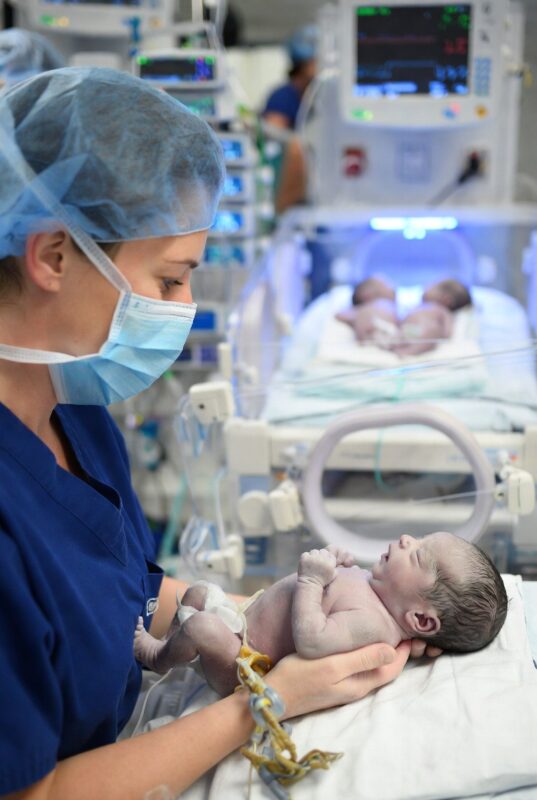 Amikor a nővér az egészséges ikertestvére mellé fektette a babát, azt hitte, hogy elsétálhat. De ami ezután történt, könnyekre fakasztotta, és megtört a szíve...