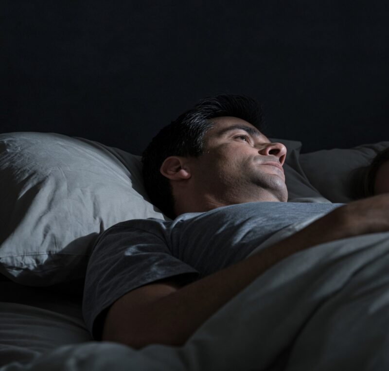 A kutya kétségbeesetten kopogott az ajtón hajnali 4:50-kor, és az orrával nyomkodta a csengőt. Amikor az álmos gazdi végre kinyitotta az ajtót, igazi meglepetés várt rá odakint.