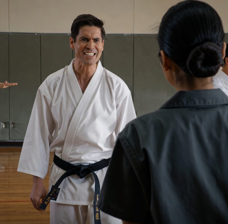 A fekete öves karateka dühös lett a takarítónőre, és megpróbálta megalázni az összes sportoló előtt, de a lány egyetlen cselekedete sokkot váltott ki az egész edzőteremből.