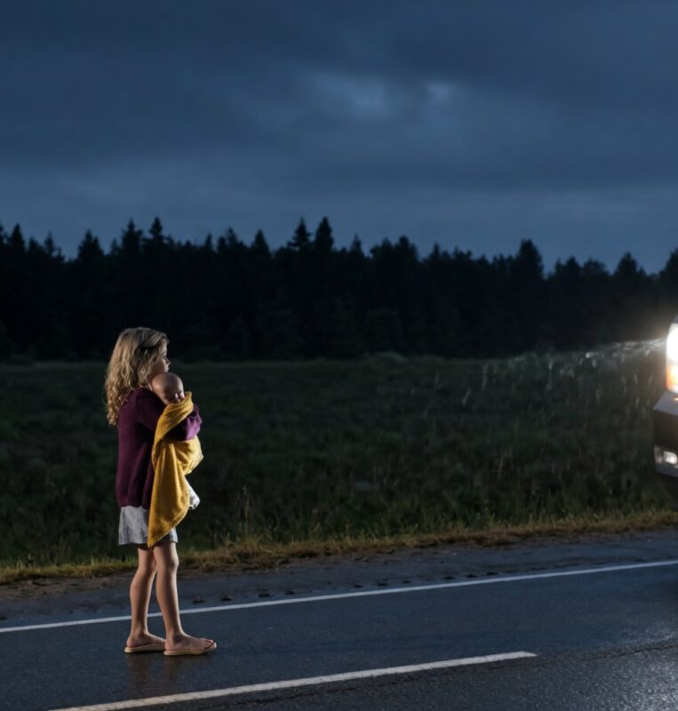 Egy milliomos látta, hogy egy mezítlábas, törött karú lány a húgát cipeli az I-75-ös autópályán, de amikor megállt az autóval, váratlan dolog történt.