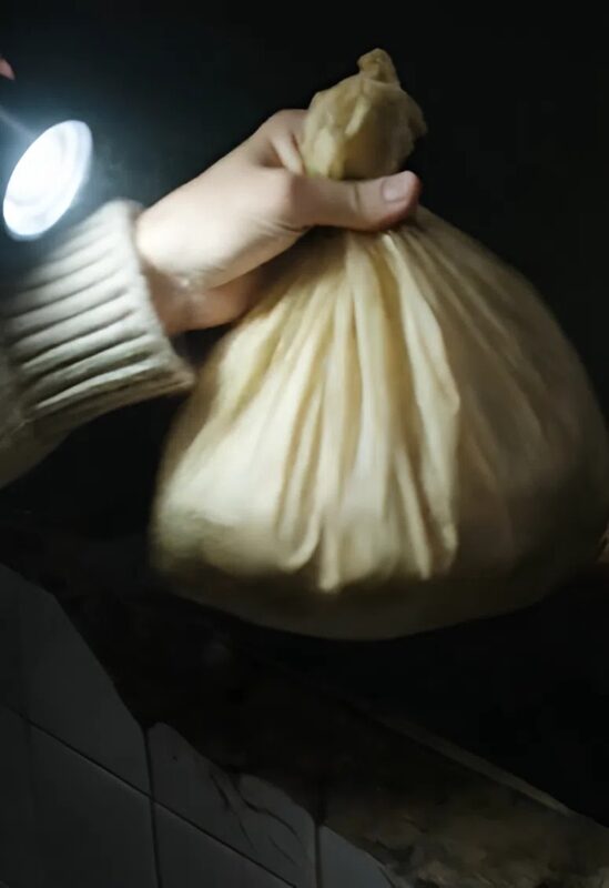 Amíg a férjem távol volt, az apósom azt mondta, hogy fogjak egy kalapácsot, és törjem be a csempét a vécé mögött. A csempék mögött egy lyukat láttam, és valami szörnyűség rejtőzött abban a lyukban.