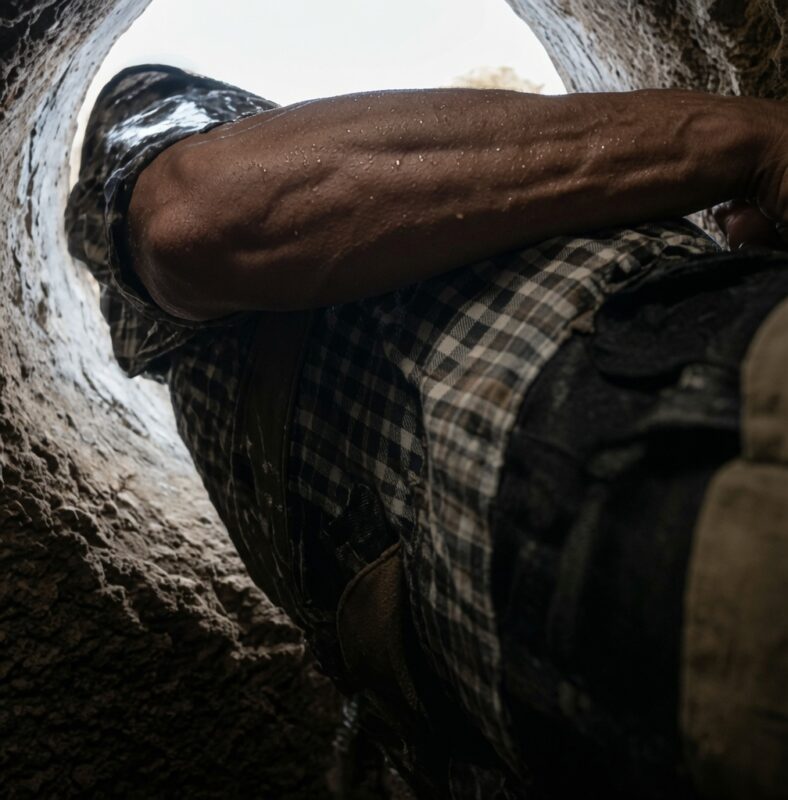 Az öregembert, a bátor asszonyt és a hűséges kutyát megmentették a hegyek. A titok mindenki szívét megérintette.