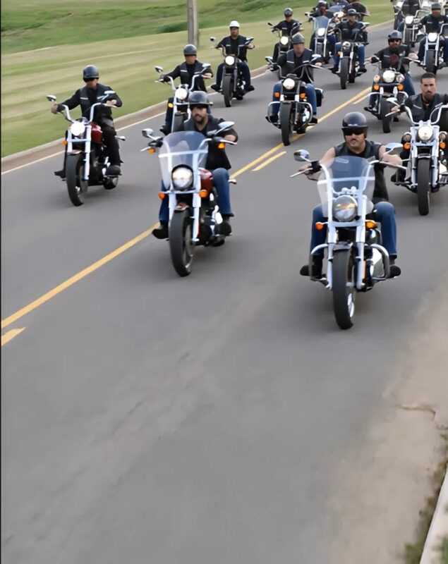 Több száz motoros állt meg a kisfiúért, és egy régi fotó felfedte a múlt titkát.