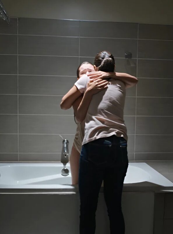 Az anya bátorsága megmentette a lányát, de egy, a fürdőszobaszekrény mögött elrejtett kis zacskó felfedte az évekig őrzött családi titkot.